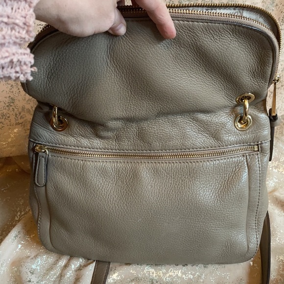 MICHAEL KORS NEUTRAL PEBBLED LEATHER CROSSBODY! - Picture 6 of 7